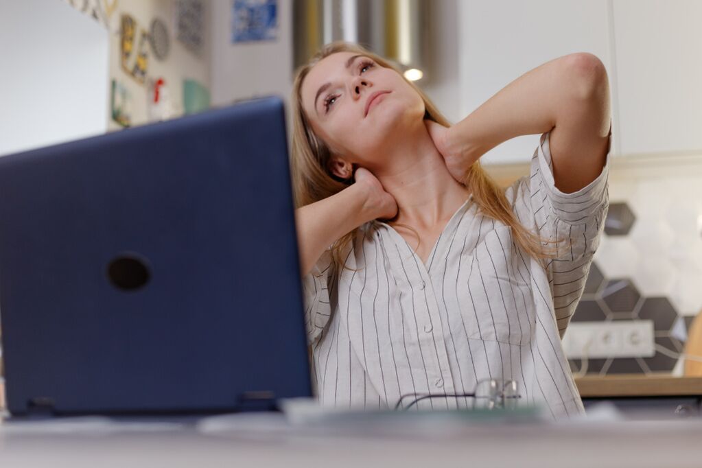 Um dos fatores no desenvolvimento da osteocondrose cervical é trabalhar no computador. 